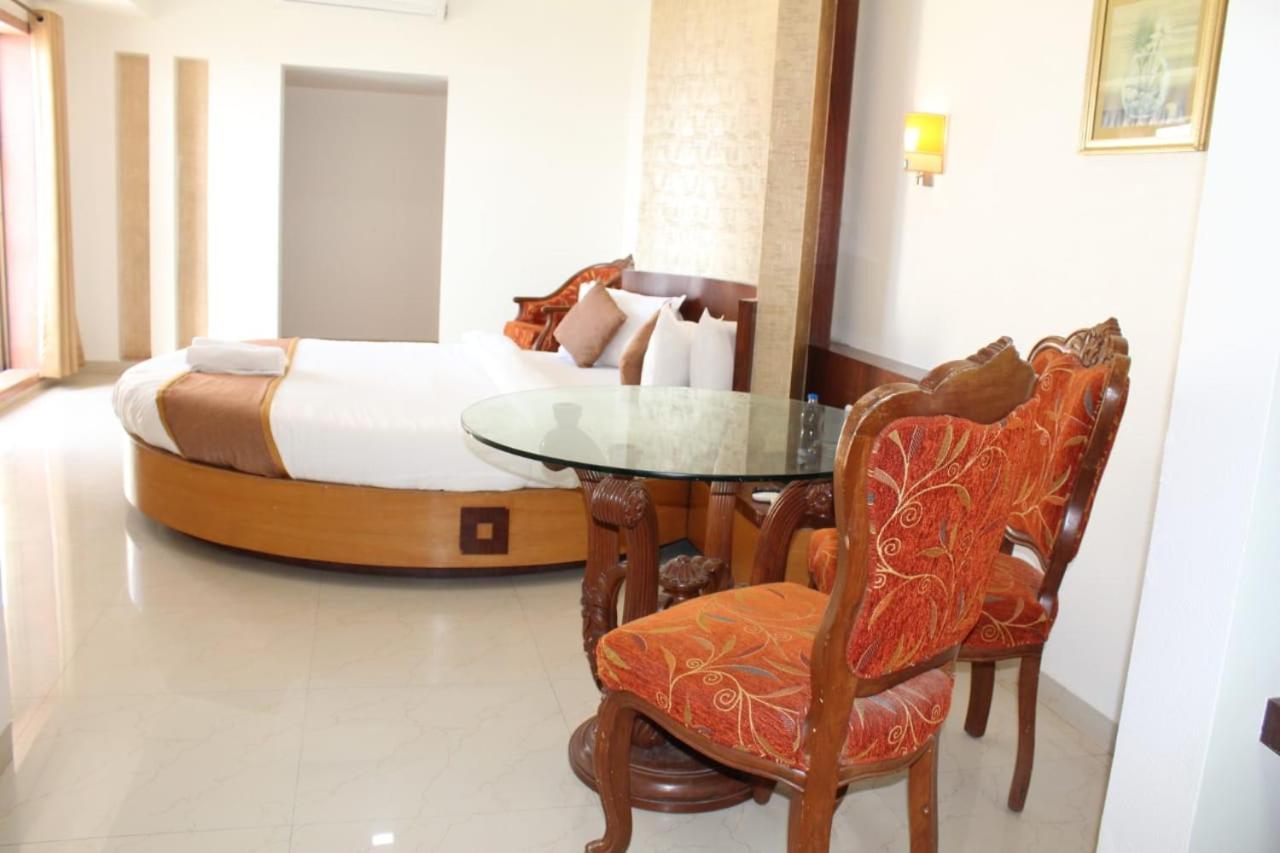 Abhishek Beach Resort And Spa Ganpatipule Bagian luar foto