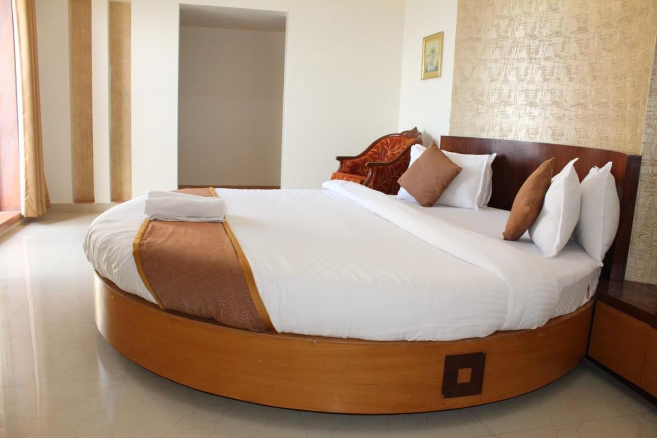 Abhishek Beach Resort And Spa Ganpatipule Bagian luar foto