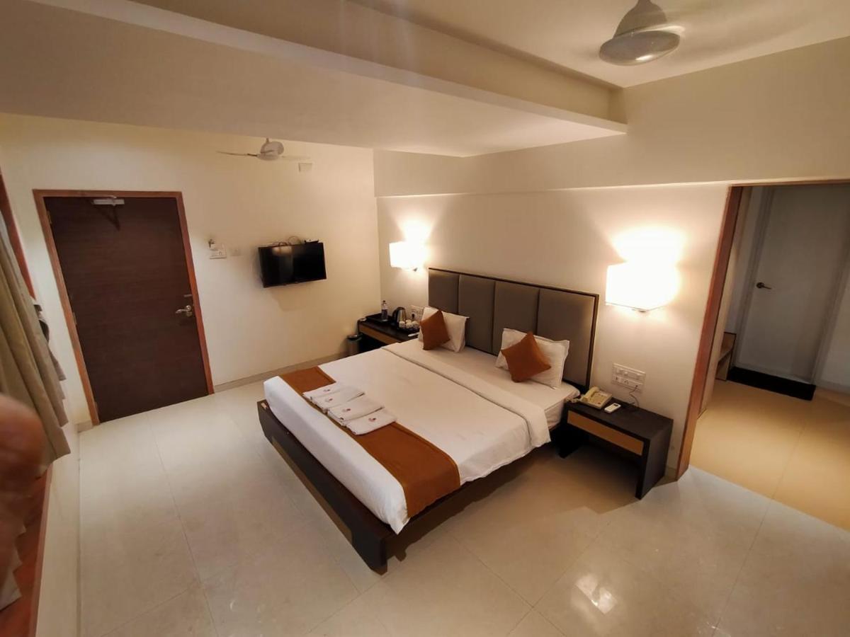 Abhishek Beach Resort And Spa Ganpatipule Bagian luar foto