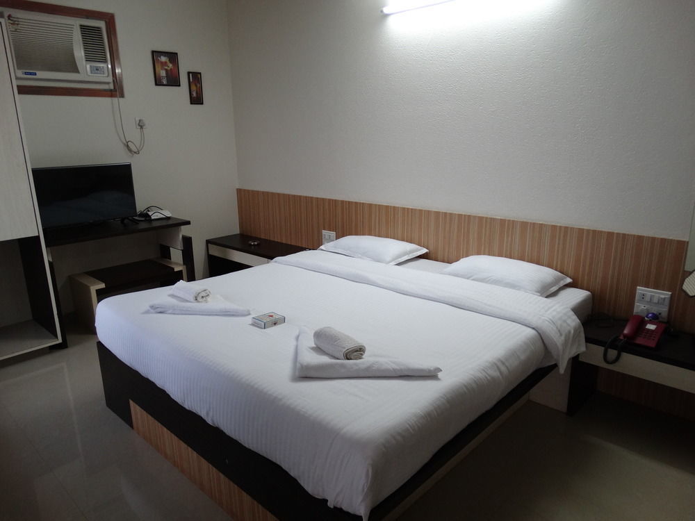 Abhishek Beach Resort And Spa Ganpatipule Bagian luar foto