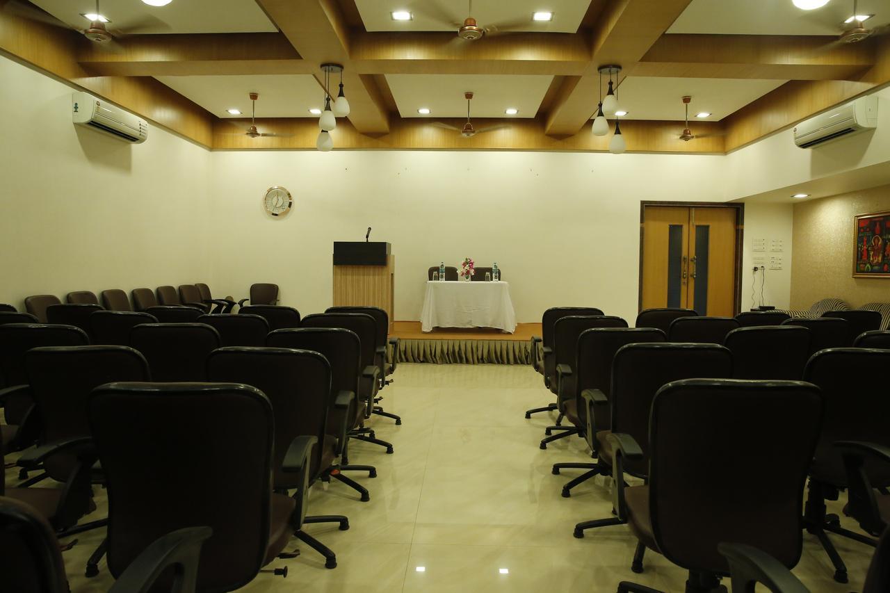 Abhishek Beach Resort And Spa Ganpatipule Bagian luar foto
