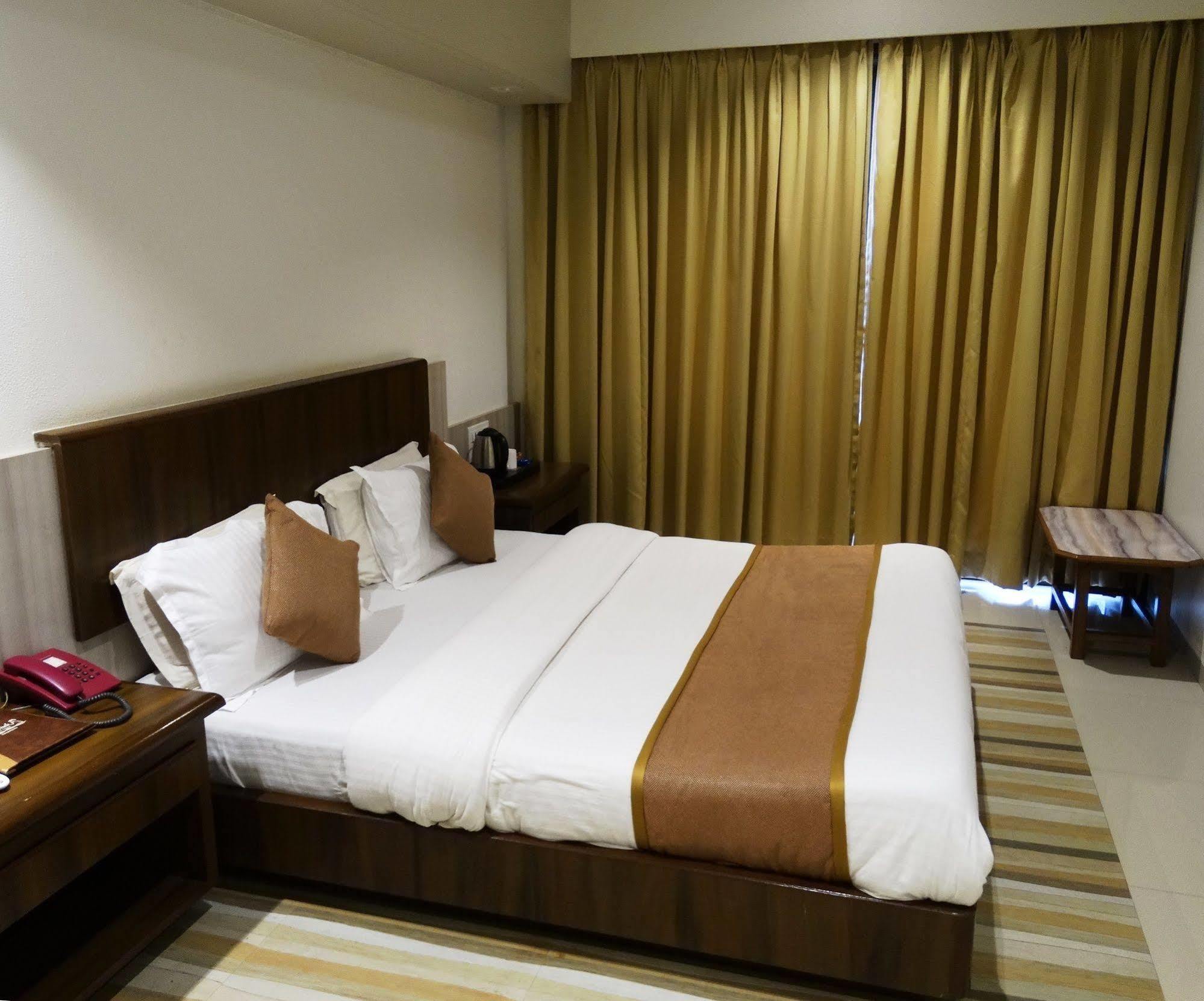 Abhishek Beach Resort And Spa Ganpatipule Bagian luar foto