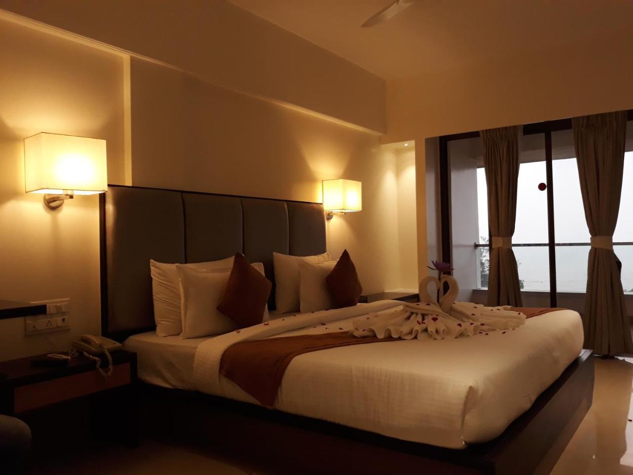 Abhishek Beach Resort And Spa Ganpatipule Bagian luar foto