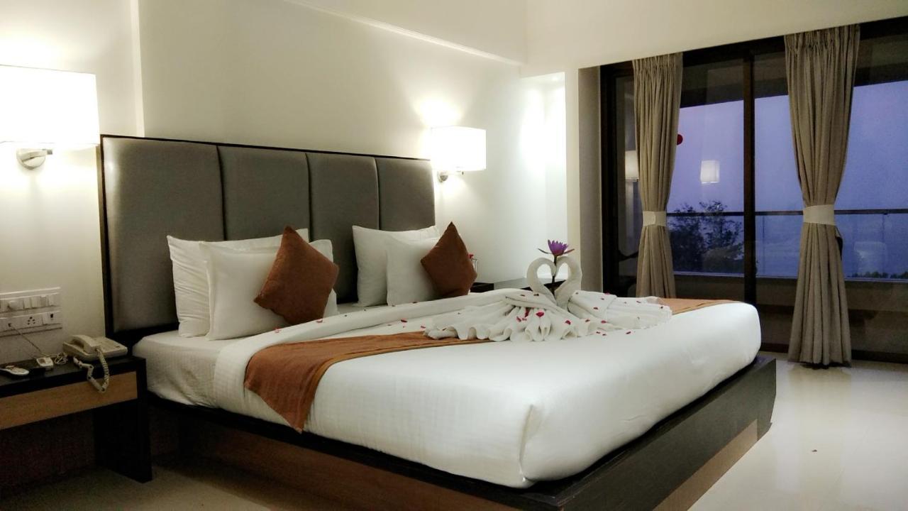 Abhishek Beach Resort And Spa Ganpatipule Bagian luar foto