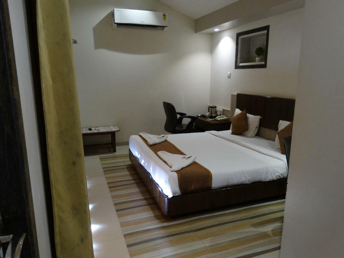 Abhishek Beach Resort And Spa Ganpatipule Bagian luar foto
