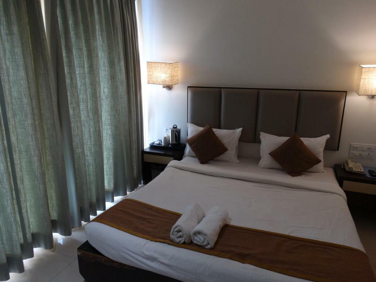 Abhishek Beach Resort And Spa Ganpatipule Bagian luar foto