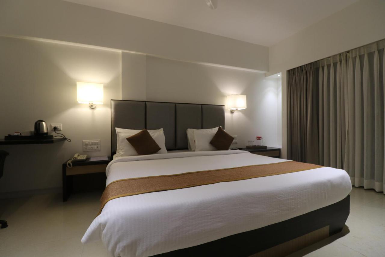 Abhishek Beach Resort And Spa Ganpatipule Bagian luar foto